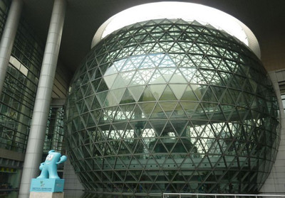 和朋友一起去上?？萍拣^