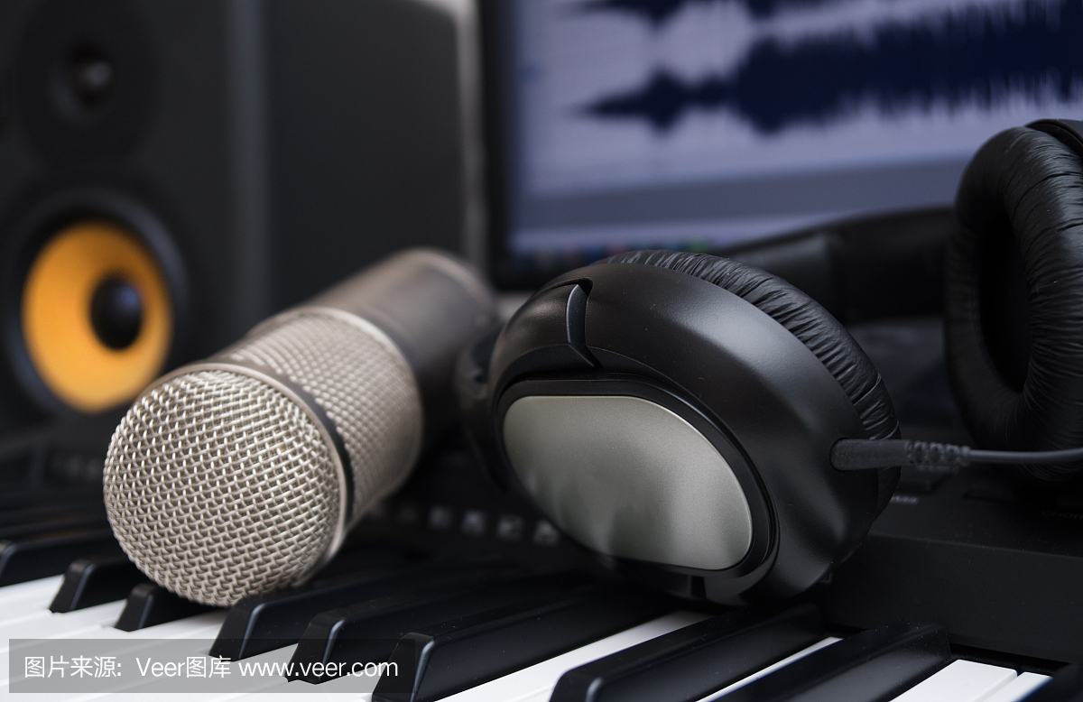 混頻器,電容麥克風和專業監視器。家庭音樂工作室的概念。